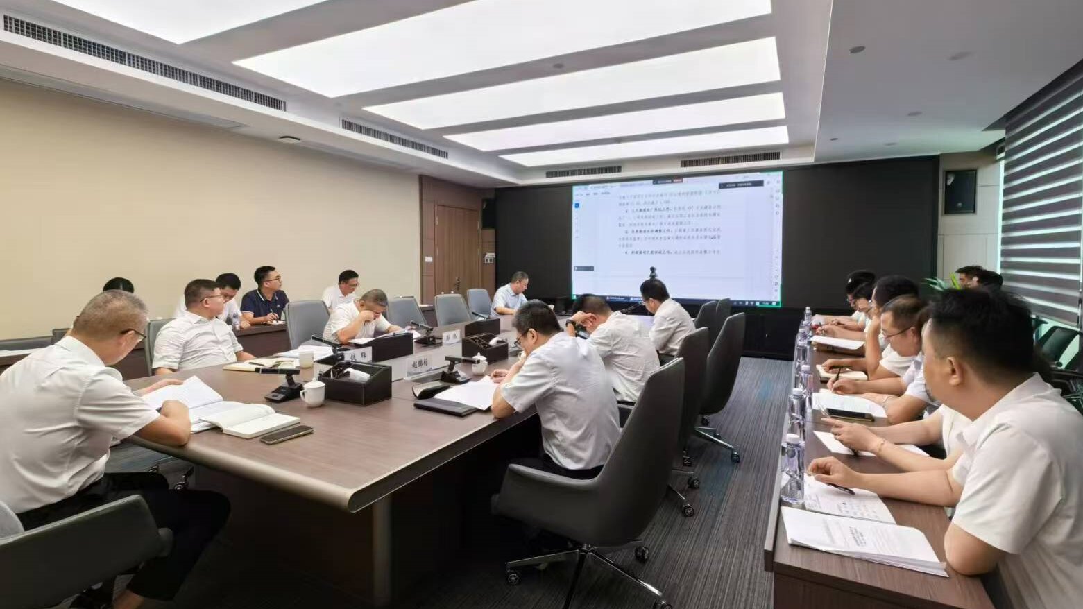 荣耀体育官方网站召开2024年年中工作会暨7月经营分析联商会议